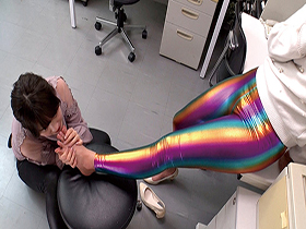 蒸れて汗ばんだレギンス臭嗅ぎ舐めレズ　サンプル画像10